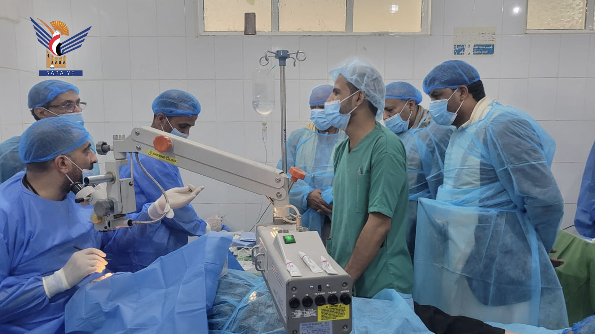 تدشين العمليات الجراحية بالمخيم المجاني للعيون بمديرية قفلة عذر في عمران