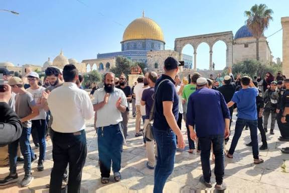 محافظة القدس: 375 مستوطناً اقتحموا المسجد الأقصى وأدوا طقوساً في باحته