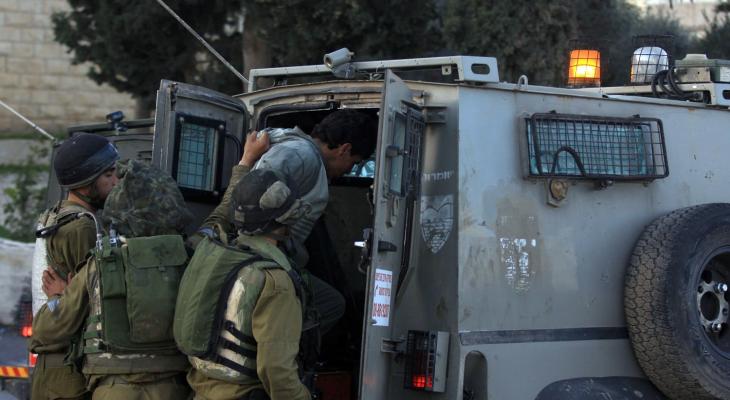 العدو الإسرائيلي يعتقل 22 فلسطينيا بينهم طفل من ذوي الإعاقة من الضفة الغربية