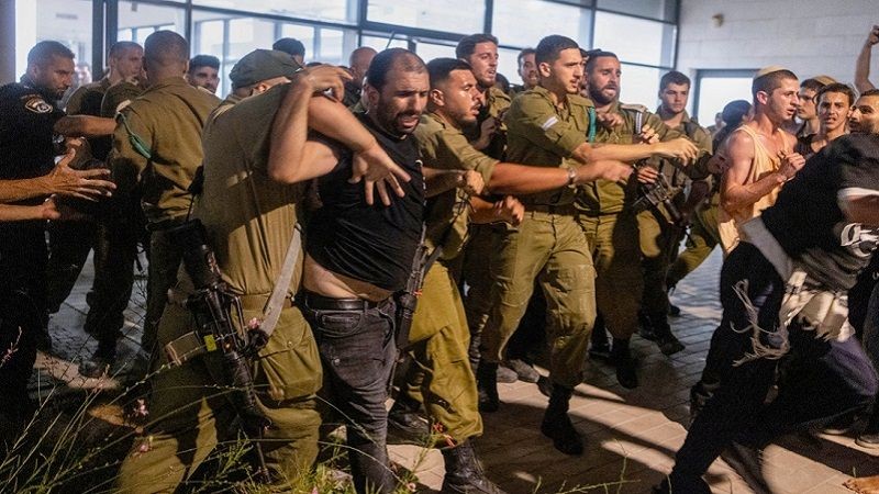 محلل صهيوني: اقتحام "قواعد الجيش" بداية النهاية لـ(إسرائيل)