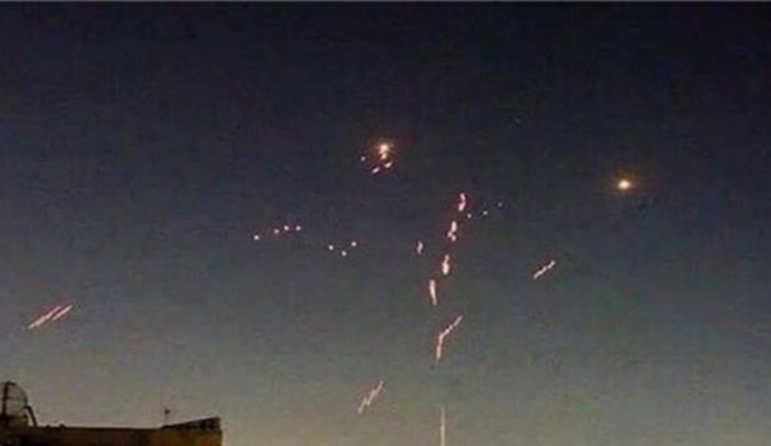 الدفاع الجوي الإيراني يشتبك مع مسيرات صغيرة للعدو الأمريكي الصهيوني في قشم