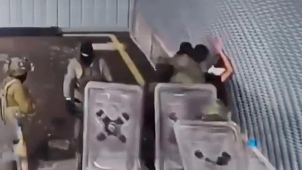 العدو الصهيوني يقرر إغلاق التحقيق مع خمسة جنود اعتدوا جنسيًا على أسير من غزة