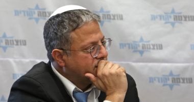 الإرهابي بن غفير يقتحم زنازين الأسرى الفلسطينيين ويهدد بإعدامهم