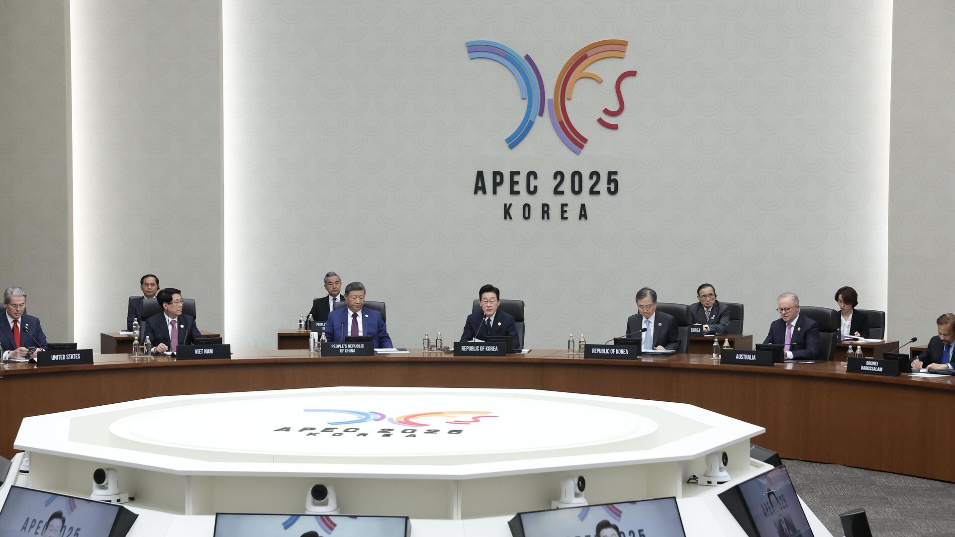 الخارجية الروسية: وثائق قمة "أبيك" تلبي مصالح روسيا     