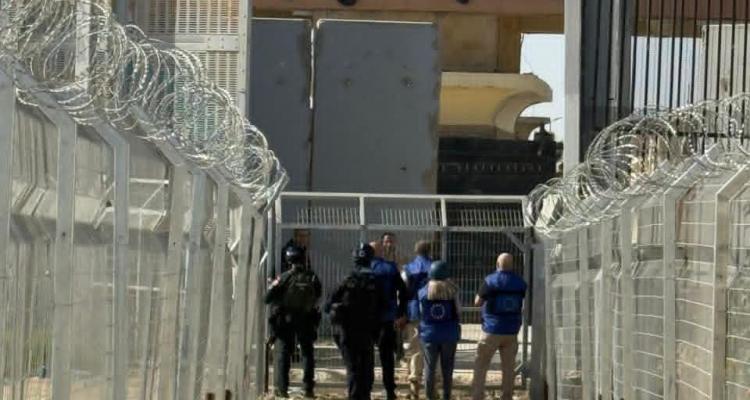 مركز غزة يدين الانتهاكات الجسيمة على معبر رفح ويطالب بإنهاء القيود الإسرائيلية 