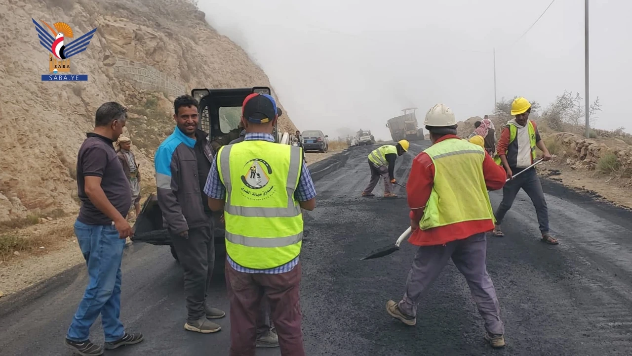 بدء أعمال السفلتة ضمن مشروع صيانة طريق "المحويت - القناوص"