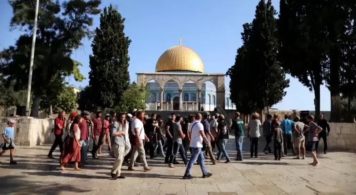 160 مستوطنا صهيونيا يدنسون باحات الأقصى