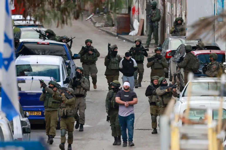 العدو الإسرائيلي يعتقل ثلاثة فلسطينيين نكل مستوطنون باثنين منهم في مسافر يطا