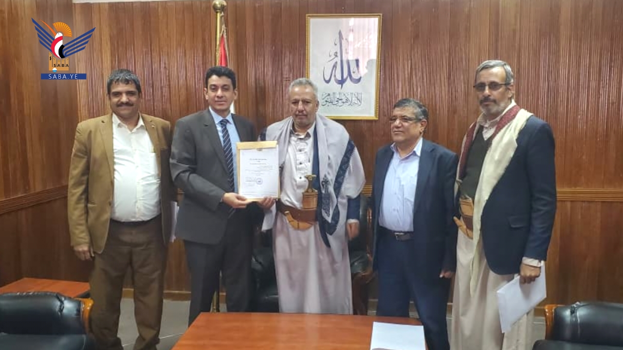 مكافحة الفساد تتسلّم إقراري رئيس الهيئة العامة للاستثمار ومحافظ صنعاء