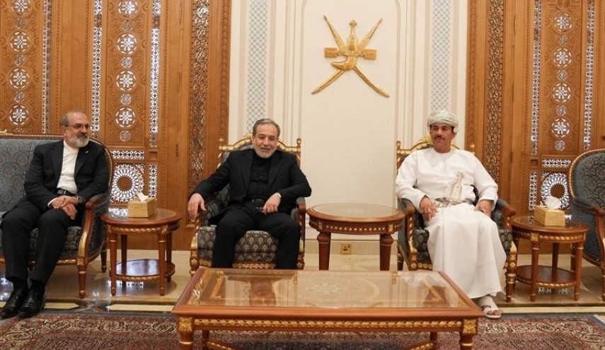عراقجي والبوسعيدي يبحثان في مسقط تعزيز العلاقات ومستجدات مضيق هرمز