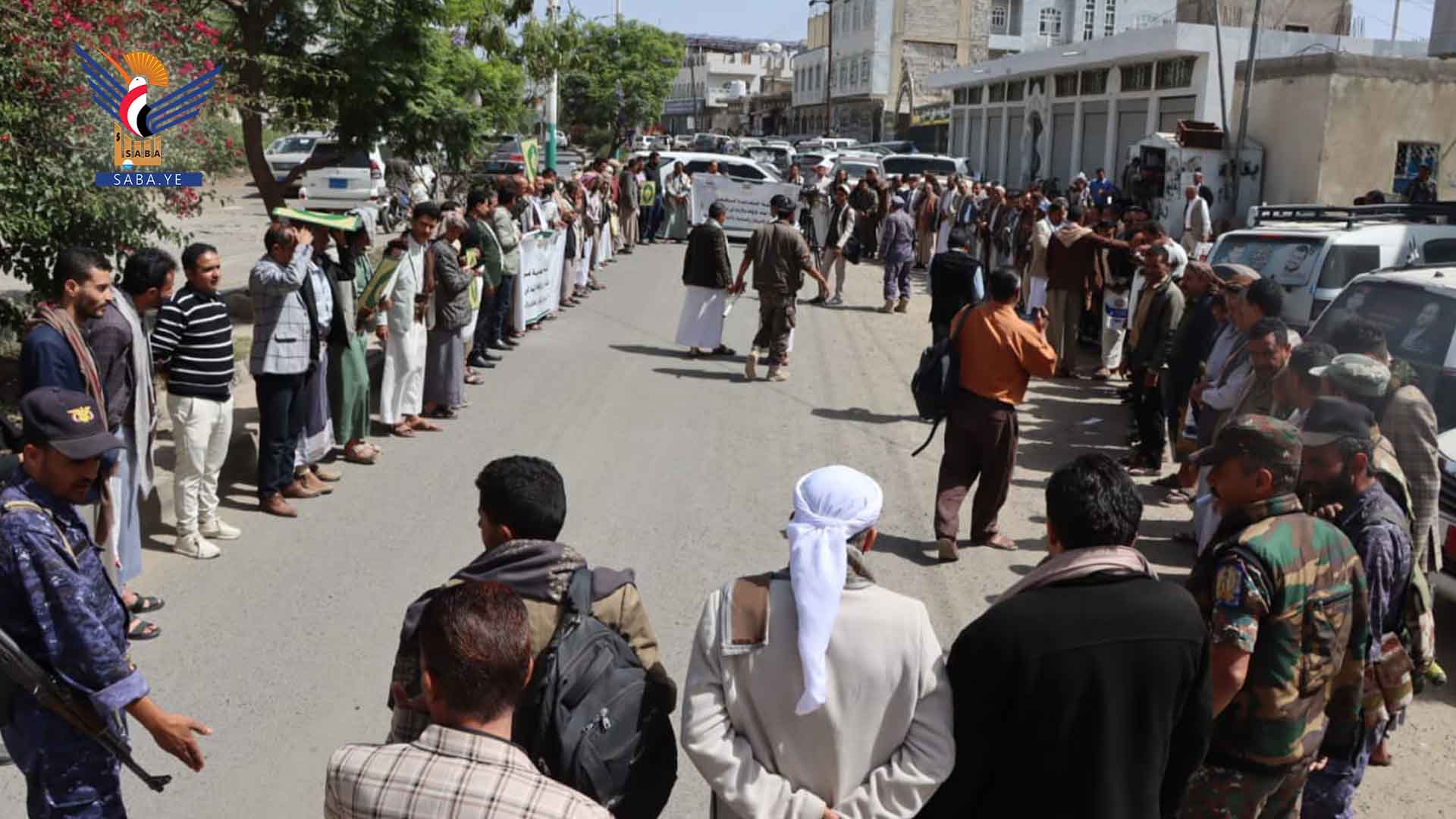 وقفة لموظفي مكتب الأوقاف والإرشاد في إب تنديداً بالإساءات للقرآن الكريم