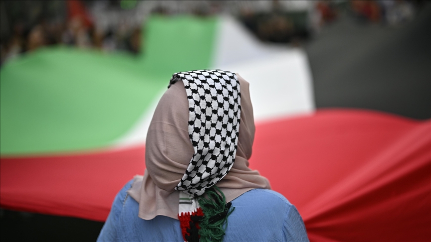 نواب بالبرلمان الأوروبي يرتدون قمصانا حمراء تضامنا مع غزة