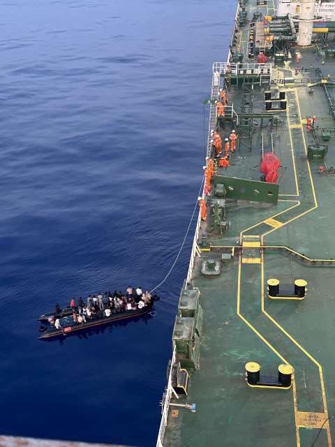 ناقلة نفط كويتية تنقذ 40 لاجئاً بعد تعطل قاربهم في البحر المتوسط ناقلة نفط كويتية تنقذ 40 لاجئاً بعد تعطل قاربهم في البحر المتوسط