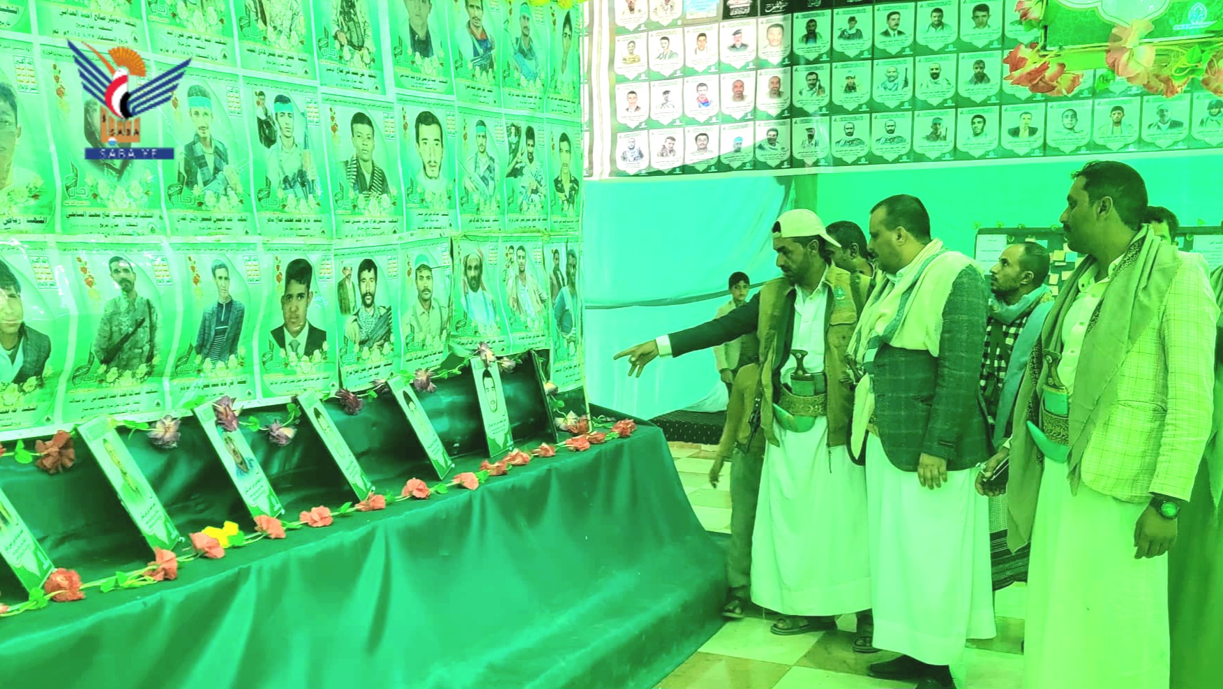 القائم بأعمال وزير الاقتصاد يزور معرض صور شهداء مديرية عيال سريح بعمران