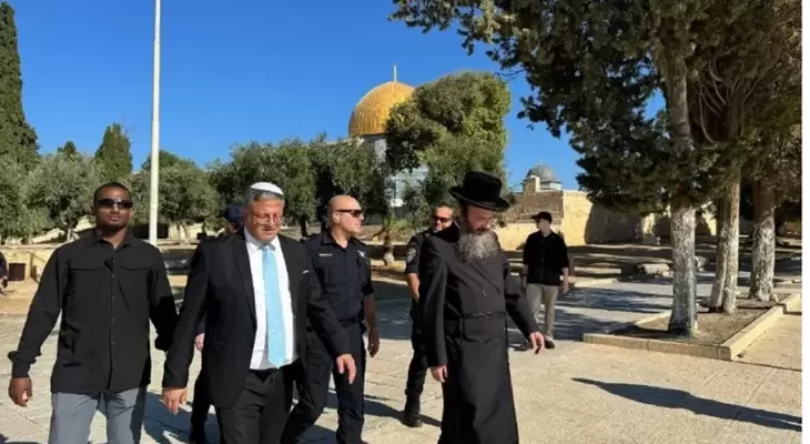 المجرم بن غفير يقتحم باحات الأقصى بحماية شرطة العدو الإسرائيلي