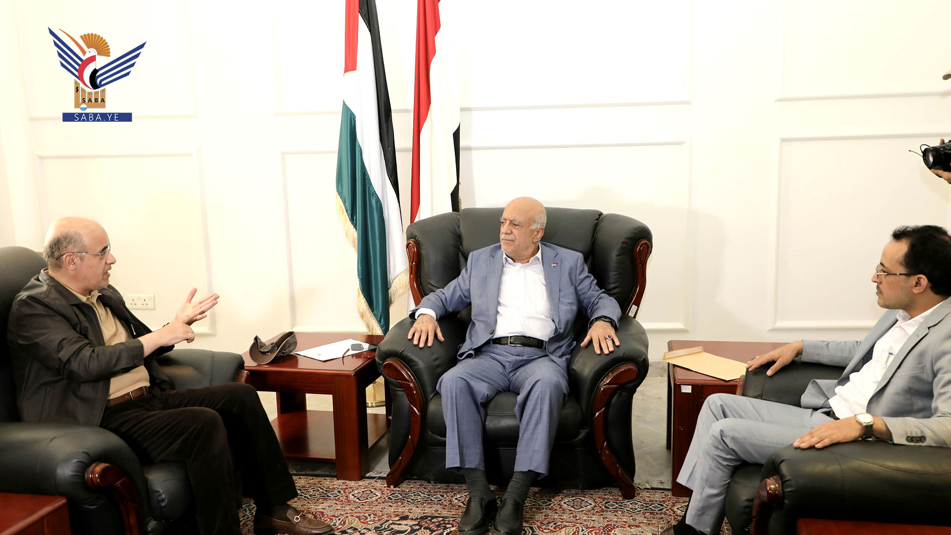 رئيس مجلس الوزراء يناقش مع وزيري الاقتصاد والمالية موجهات إعداد موازنة 1447هـ