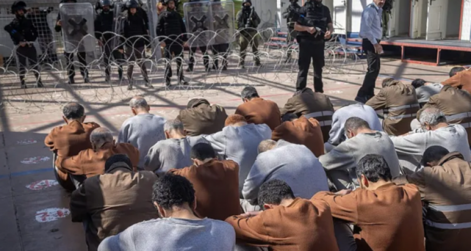 بين الأذان والعزل.. معاناة الأسرى الفلسطينيين في رمضان داخل سجون العدو الإسرائيلي