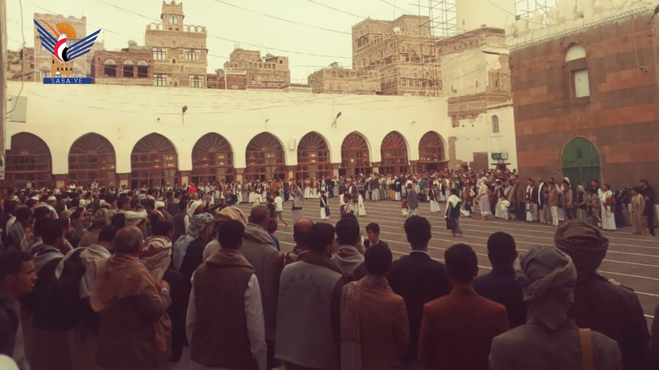 وقفات بأمانة العاصمة تبارك عمليات القوات المسلحة لتثبيت معادلة الحصار بالحصار