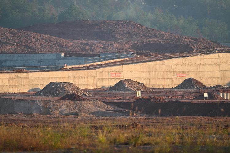 واشنطن تعتزم استثمار 1.6 مليار دولار في شركة للمعادن الأرضية النادرة