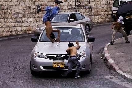 مستوطنون يدهسون خمسة عمال من بيت لحم ويعتدون على مدرسة بالأغوار الشمالية