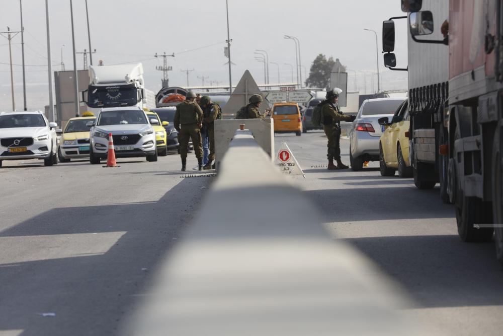 العدو الصهيوني يغلق مداخل بلدة الرام بالقدس وينصب حاجزا في رام الله