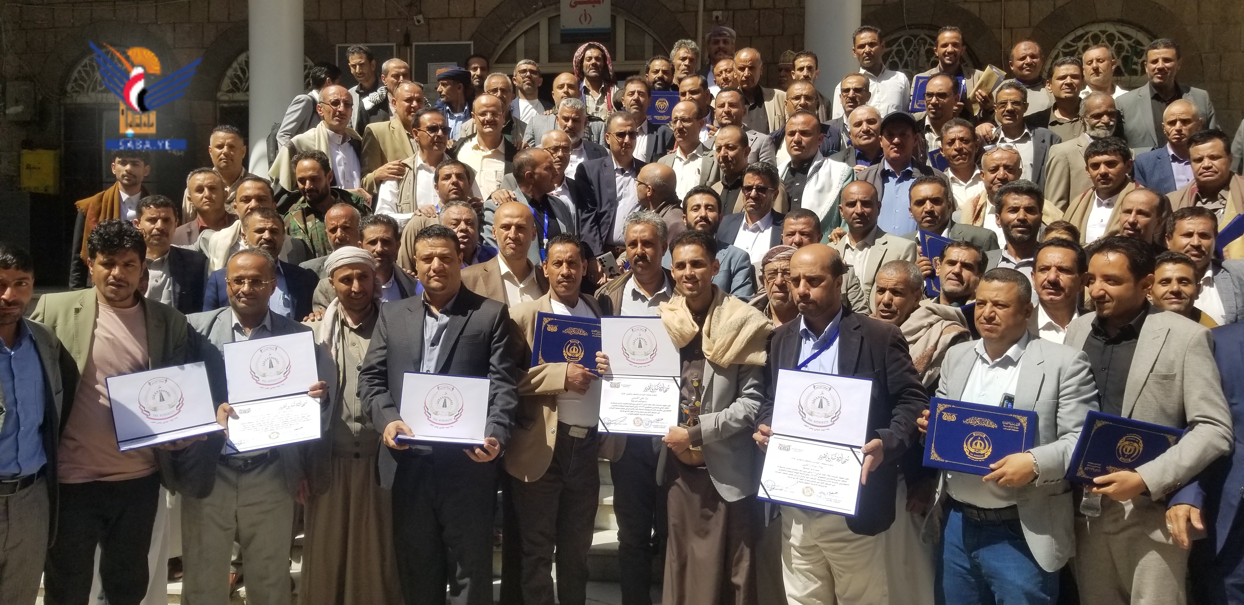 مصلحة الضرائب والجمارك تُكرم موظفيها المبرزين لحصولها على المركز الأول في نظام "الأفميس" مصلحة الضرائب والجمارك تُكرم موظفيها المبرزين لحصولها على المركز الأول في نظام "الأفميس"