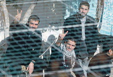 تدهور حاد في أوضاع الأسرى الفلسطينيين بسجن "عتصيون" الصهيوني
