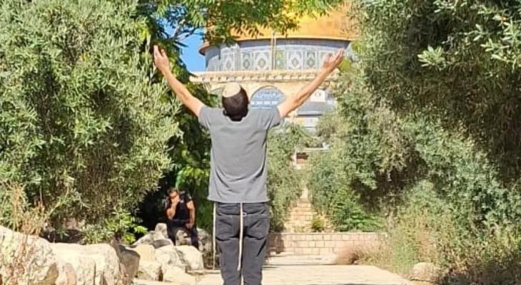 مستوطنون يدنسون الأقصى ويؤدون طقوسهم قرب قبة الصخرة