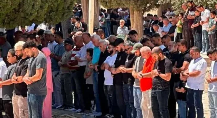 عشرات آلاف الفلسطينيين يؤدون صلاة الجمعة في المسجد الأقصى المبارك