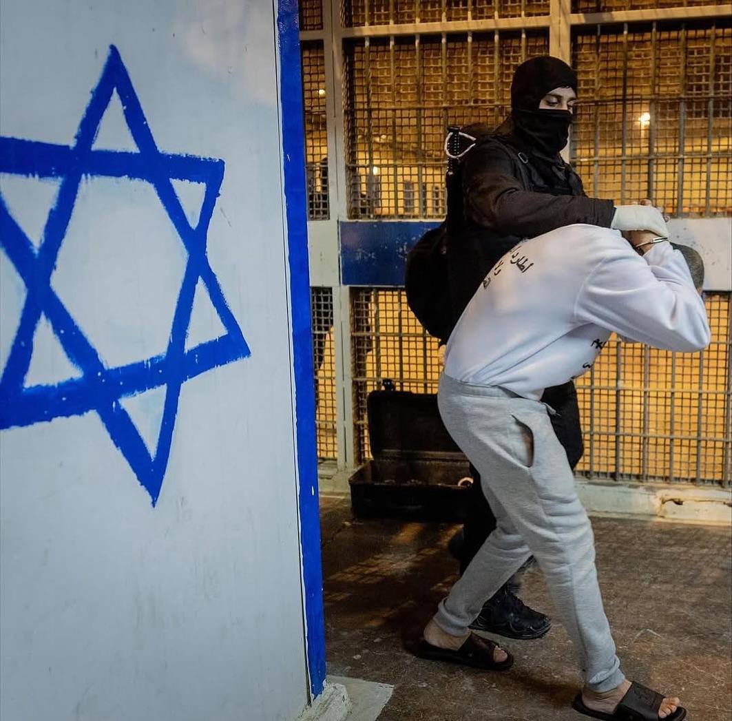 إعلام الأسرى:  مشاهد جديدة تُظهر حجم الإذلال والتنكيل الذي يتعرض له الأسرى الفلسطينيون إعلام الأسرى:  مشاهد جديدة تُظهر حجم الإذلال والتنكيل الذي يتعرض له الأسرى الفلسطينيون