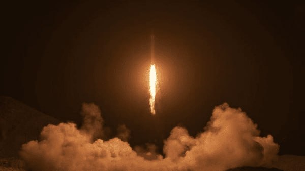 الحرس الثوري الإيراني يستهدف بالصواريخ والمسيرات قاعدة العديري الأمريكية