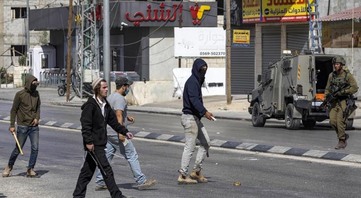 إصابة فلسطيني في هجمات واقتحامات للمستوطنين في الضفة