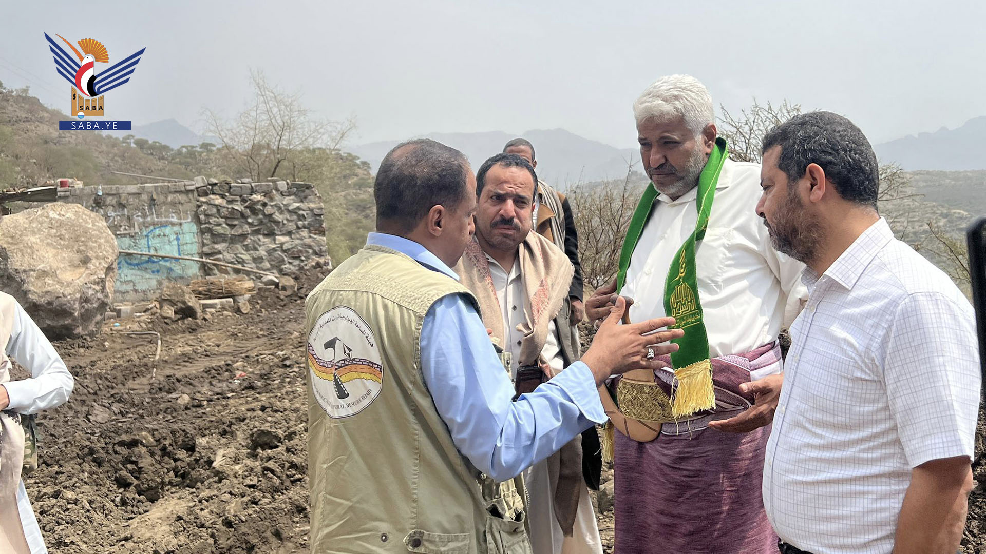 وزير النقل والأشغال يتفقد الأضرار الناجمة عن الأمطار بنقيل بني سلامة في المنار بذمار 