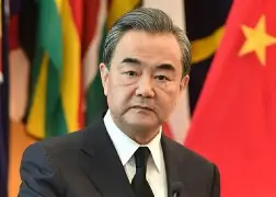 وزير الخارجية الصيني يحث على تجنُب المزيد من الخسائر البشرية والمادية الناجمة عن الحرب في المنطقة