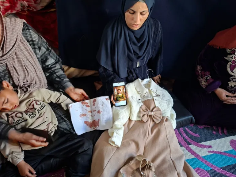 دفترها بين يديها.. رصاصة العدو الإسرائيلي تنهي حياة الطفلة الغزاوية "ريتاج"