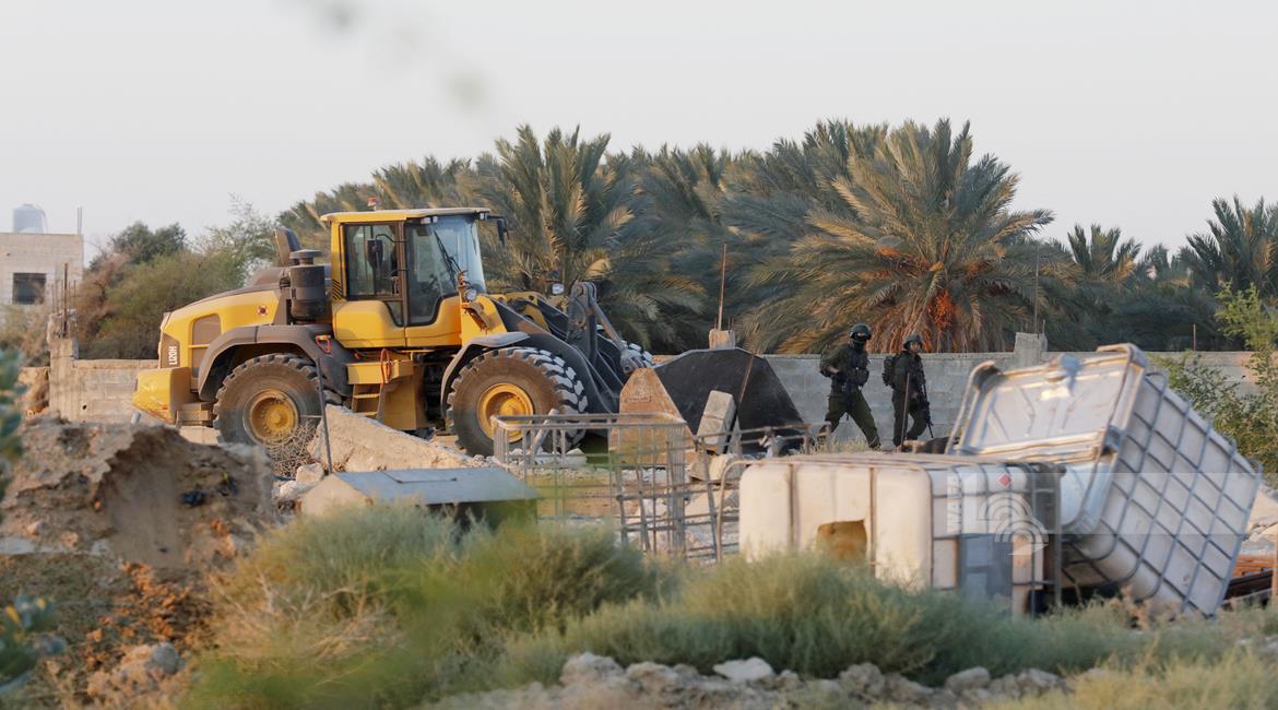 العدو الصهيوني يخطر بهدم منشآت قرب حاجز قلنديا  بالقدس ويقتحم ترمسعيا 