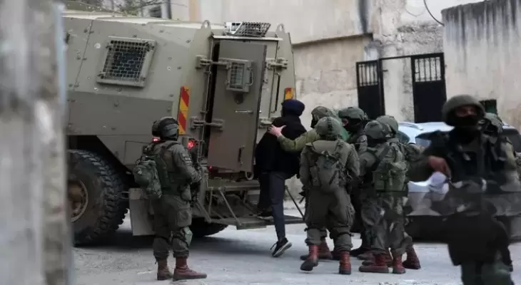 العدو الإسرائيلي يعتقل7 فلسطينيين بينهم طفل وطبيبين في مناطق متفرقة من الضفة والقدس