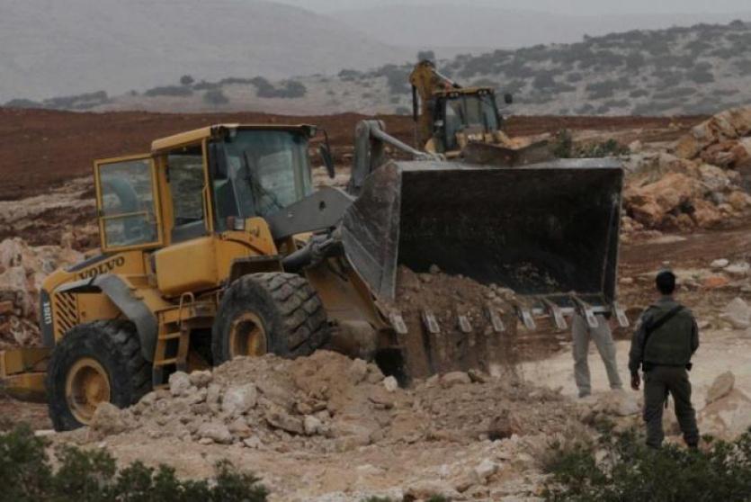 مستوطنون يحرثون أراض  الفلسطينيين تمهيدا للاستيلاء عليها في شلال العوجا شمال أريحا وآخرون يتلفون محاصيل زراعية في الأغوار الشمالية