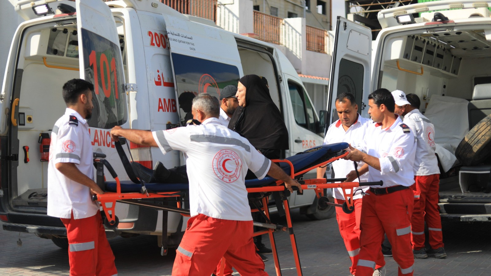 مغادرة 97 مريضاً ومرافقا فلسطينيا من قطاع غزة عبر معبر رفح