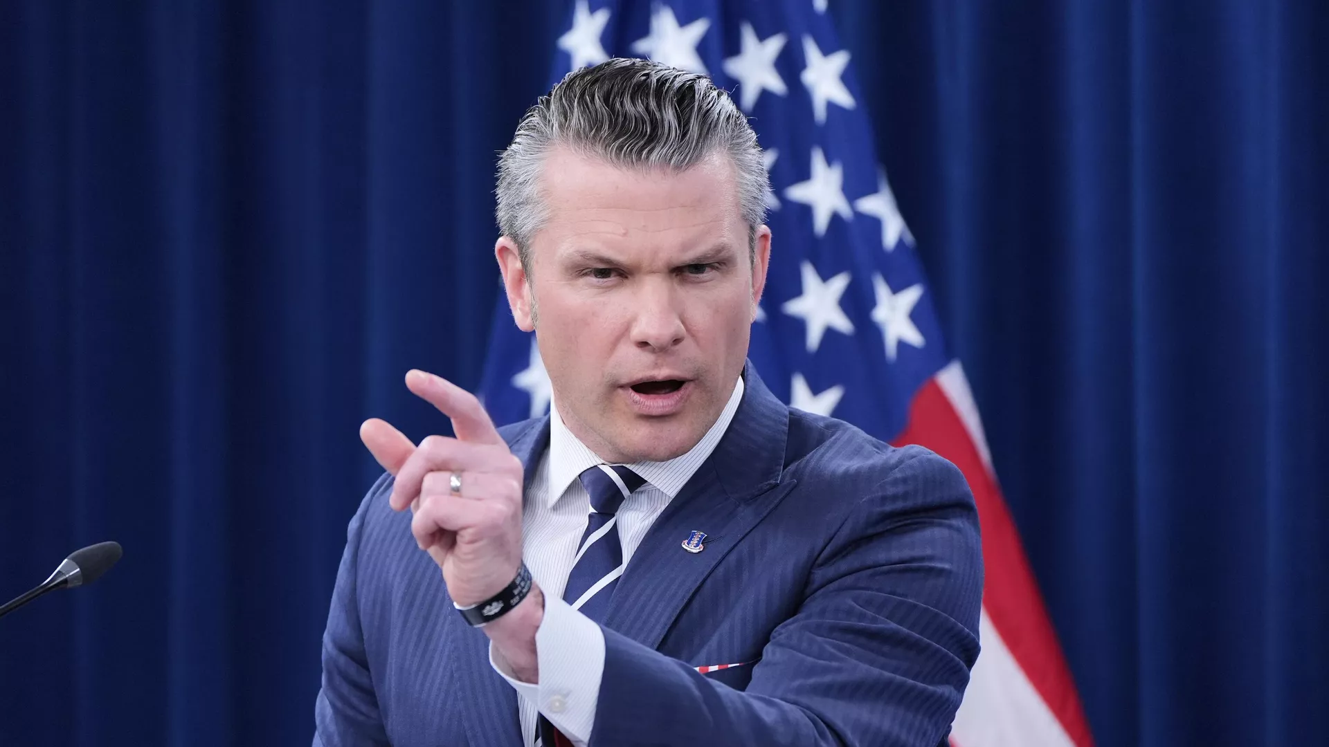 وزير الحرب الأمريكي يعلن استهدف سفينة جديدة "لتهريب المخدرات" شرق المحيط الهادئ