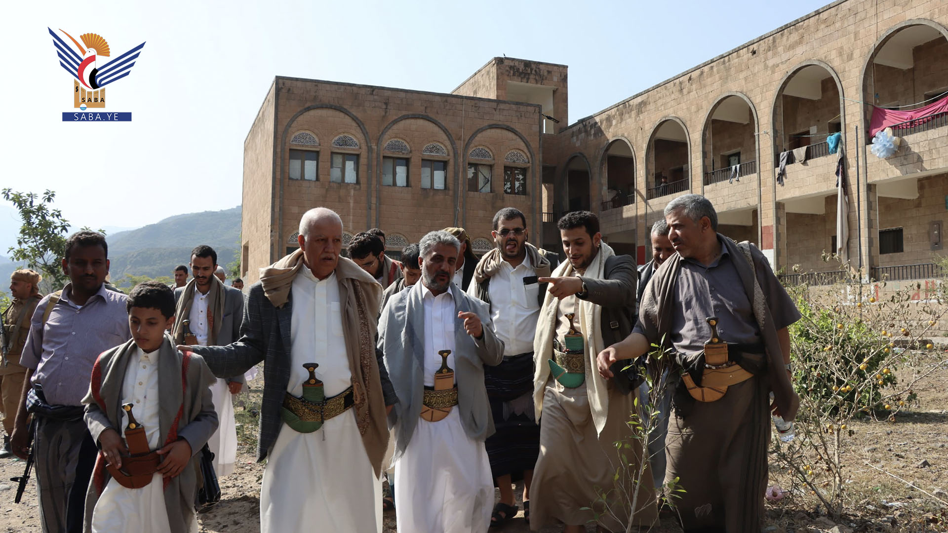 إب.. المداني وصلاح يطلعان على الخدمات بمستشفى العدين ونشاط الجمعيات التعاونية إب.. المداني وصلاح يطلعان على الخدمات بمستشفى العدين ونشاط الجمعيات التعاونية