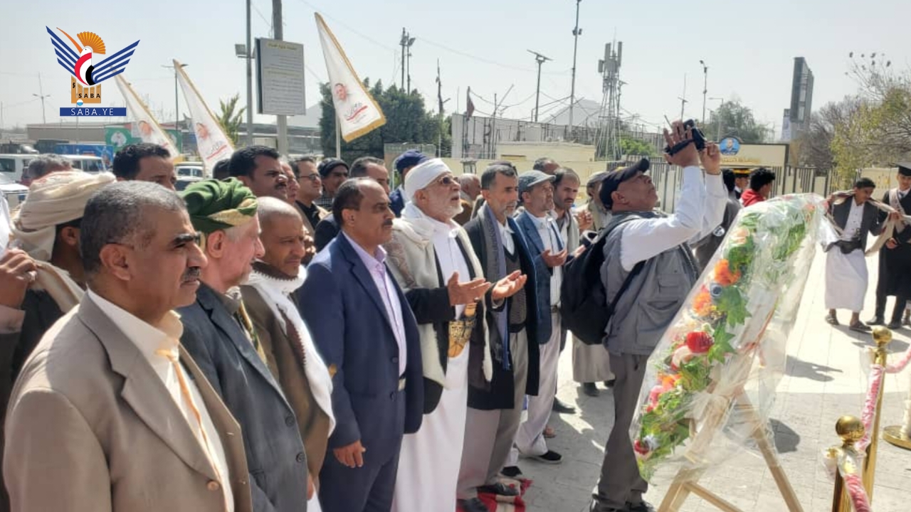 قيادة وزارة الخدمة المدنية تزور أضرحة الشهداء الصماد والرهوي والغماري