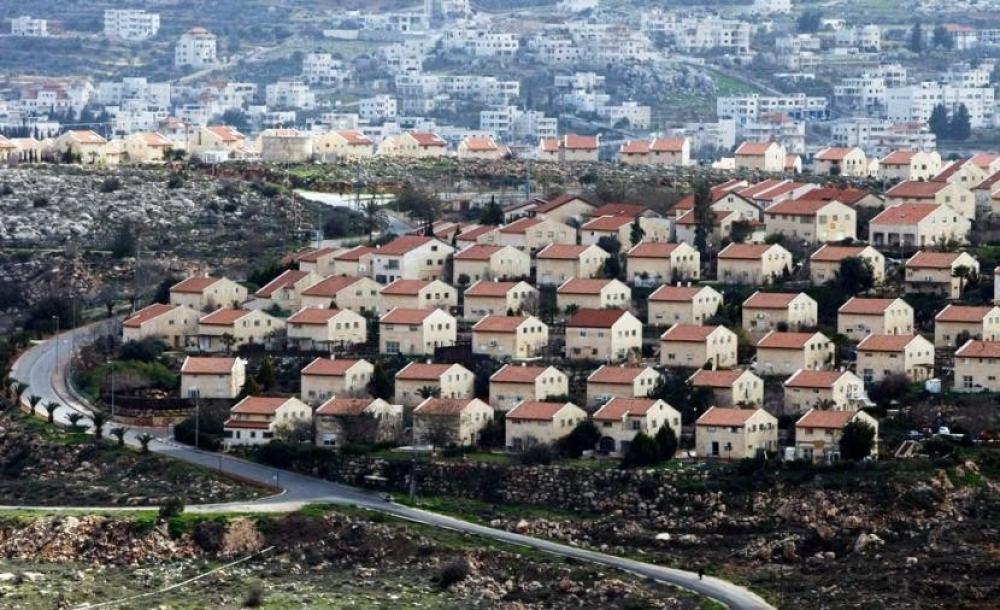 العدو الصهيوني يشرع بتجريف أراضٍ في حوسان غرب بيت لحم