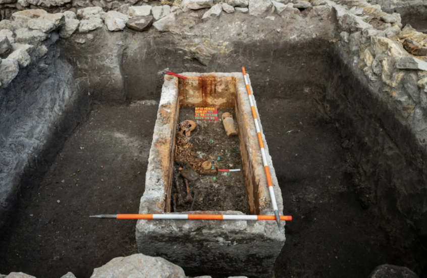 علماء:اكتشاف تابوت روماني محفوظ منذ 1700 عام في قلب بودابست