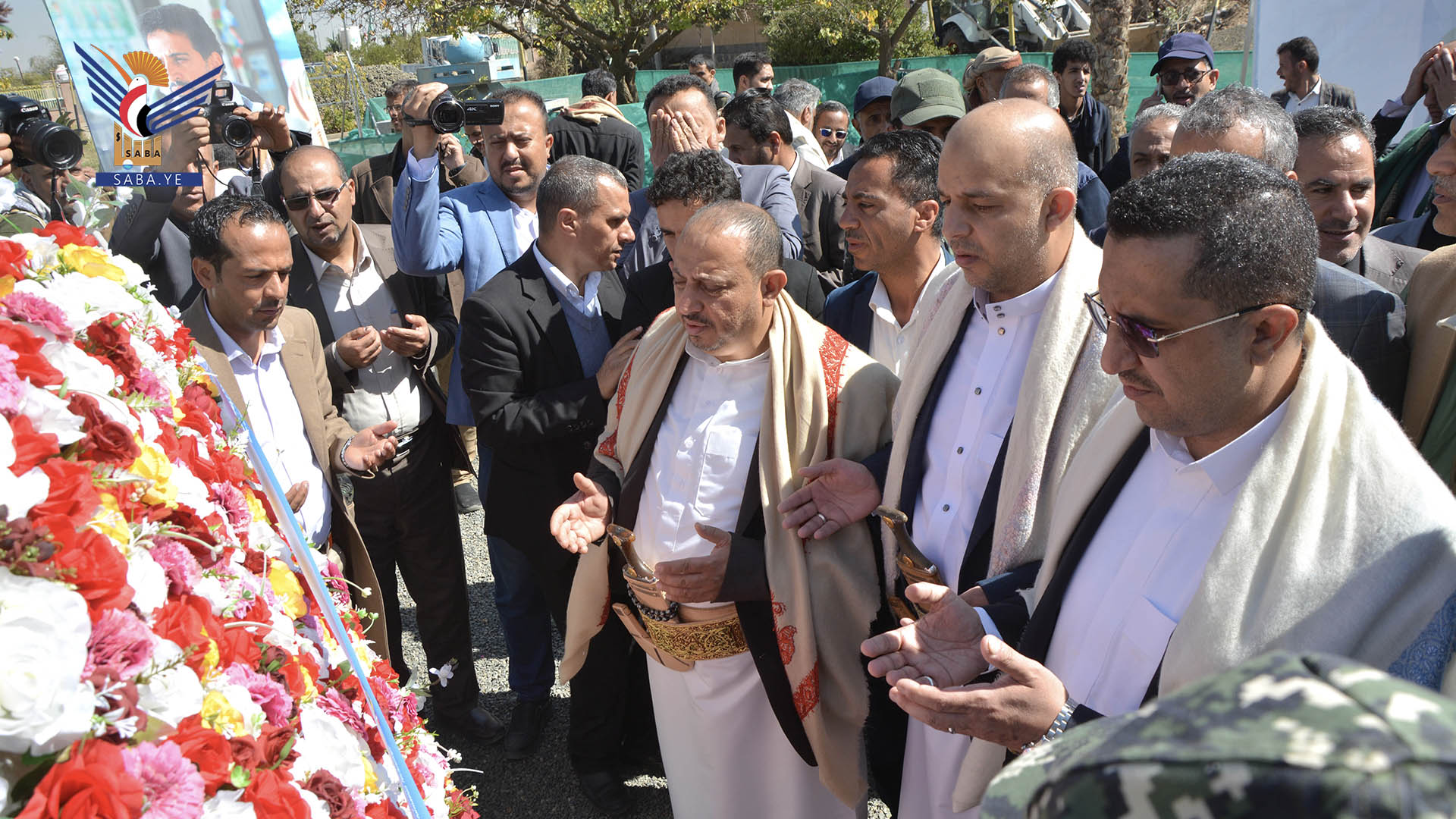 وزير الاتصالات يضع إكليلا من الزهور على أضرحة الشهداء الصماد، والرهوي والغماري