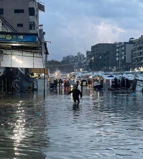 إصابة عدد من النازحين في غزة وغرق خيامهم وانهيار منزل جرّاء الأمطار الغزيرة