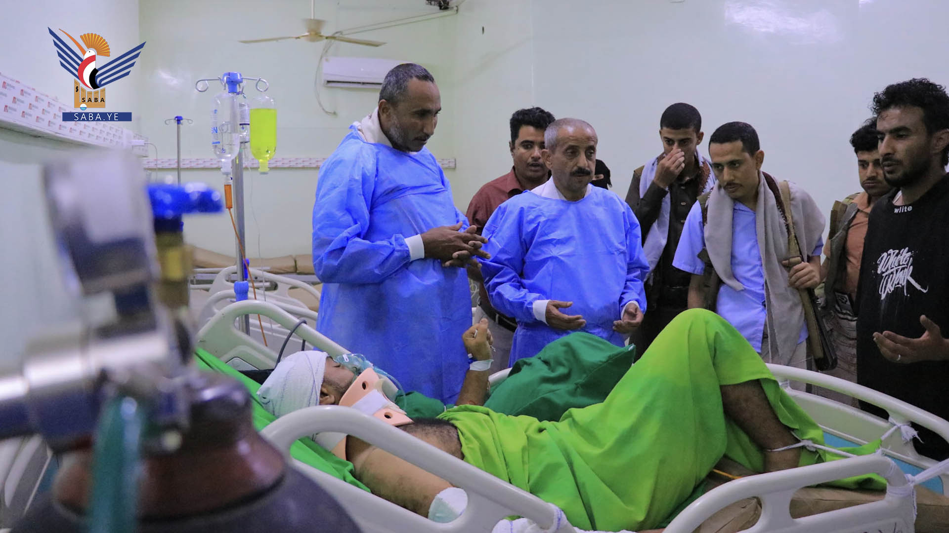 محافظ الحديدة يتفقد جرحى جريمة قصف مصنع إسمنت باجل