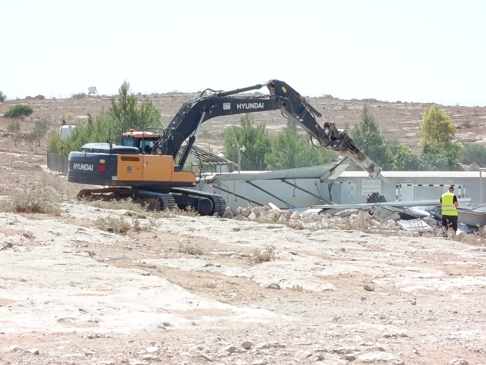 العدو الإسرائيلي يغلق منطقة سياحية جنوب بيت لحم ويهدم غرفتين ووحدة صحية بمسافر يطا في الخليل