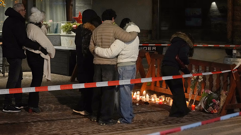 السلطات السويسرية ترجح أن تكون شموع شرارة قد تسببت بالحريق الذي أدى لمقتل العشرات خلال رأس السنة