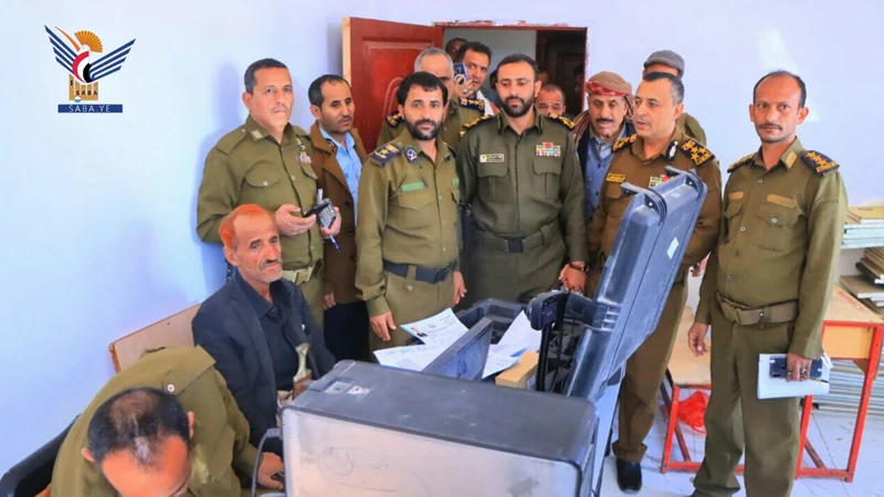 رئيس مصلحة الأحوال المدنية يتفقد العمل بمجمع الإصدار الآلي بمحافظة صنعاء